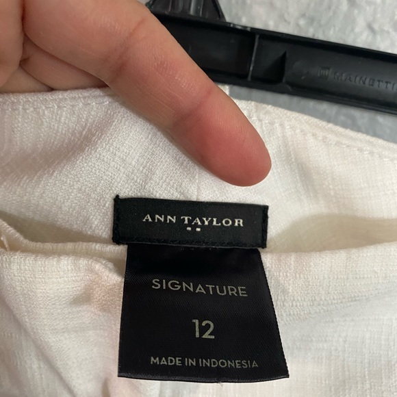 Ann Taylor Signature Relaxed white short: size 12 - Picture 6 of 6